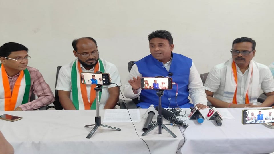 यात्री ट्रेनें रद्द होने पर कांग्रेस का भाजपा पर हमला