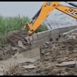 बुलडोजर से गिराया गया नाला