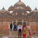 अक्षरधाम मंदिर में पत्नी अक्षता मूर्ति के साथ ऋषि सुनक