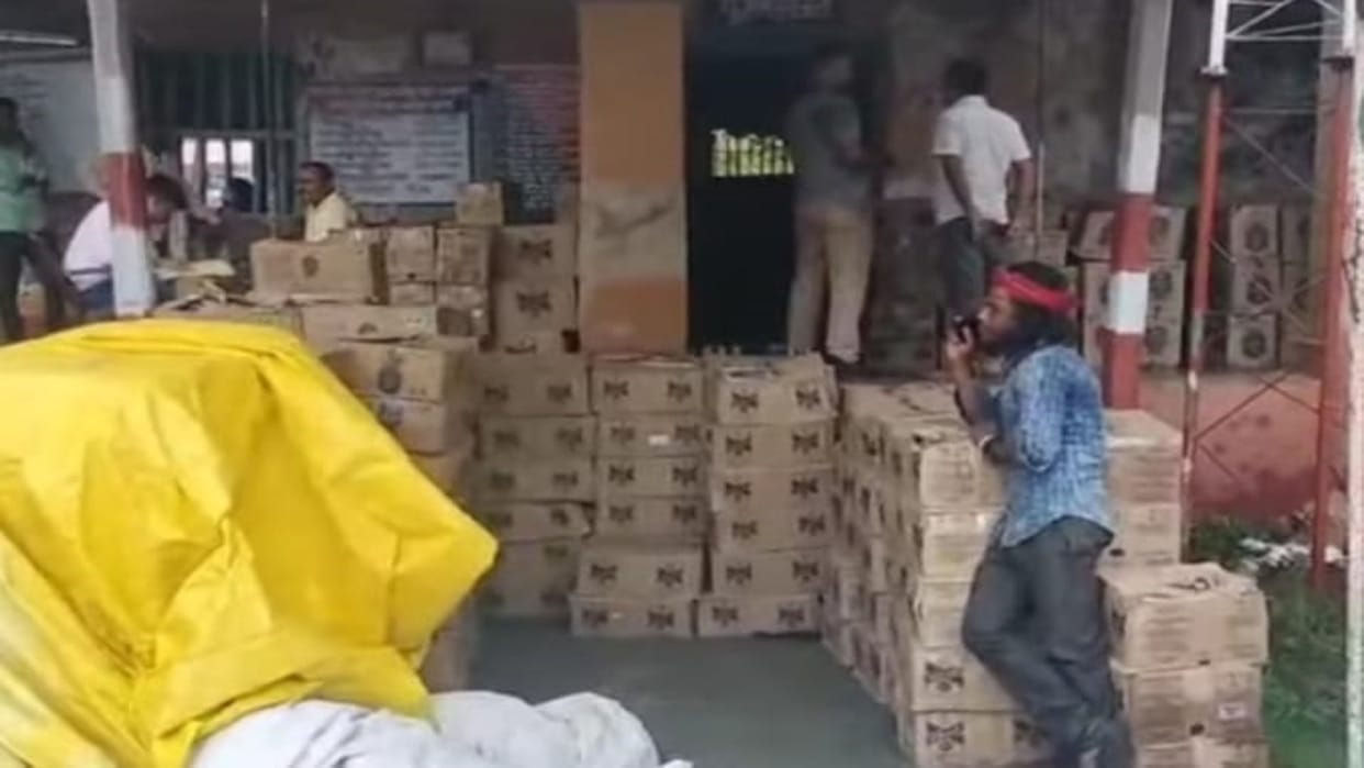 360 cartoon liquor seized from the truck in Darbhanga; Smugglers absconded by dodging