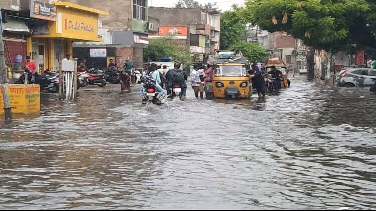 Mathura: वर्षों से यही कहानी…हर बारिश में पानी ही पानी, सड़कें बनीं नहर तो बाजारों और दुकानों में भी जलभराव