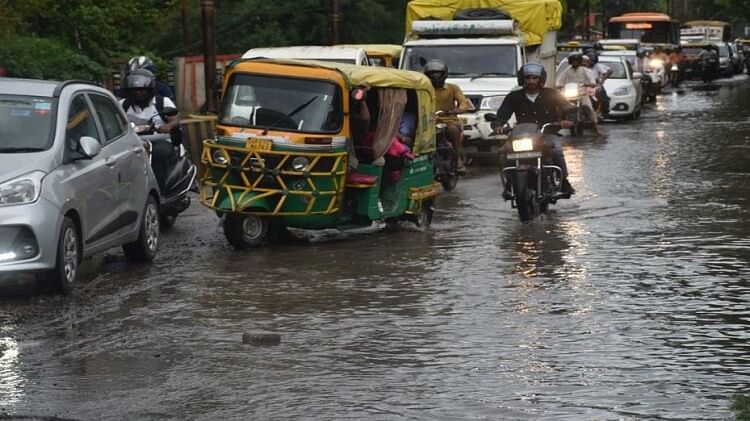 Weather Update: मुरादाबाद में चौबीस घंटे से लगातार बारिश, गर्मी से राहत के साथ जलभराव, यातायात प्रभावित