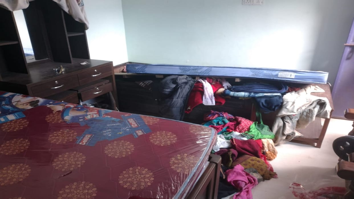theft worth lakhs by breaking the latch of the house, police inspected