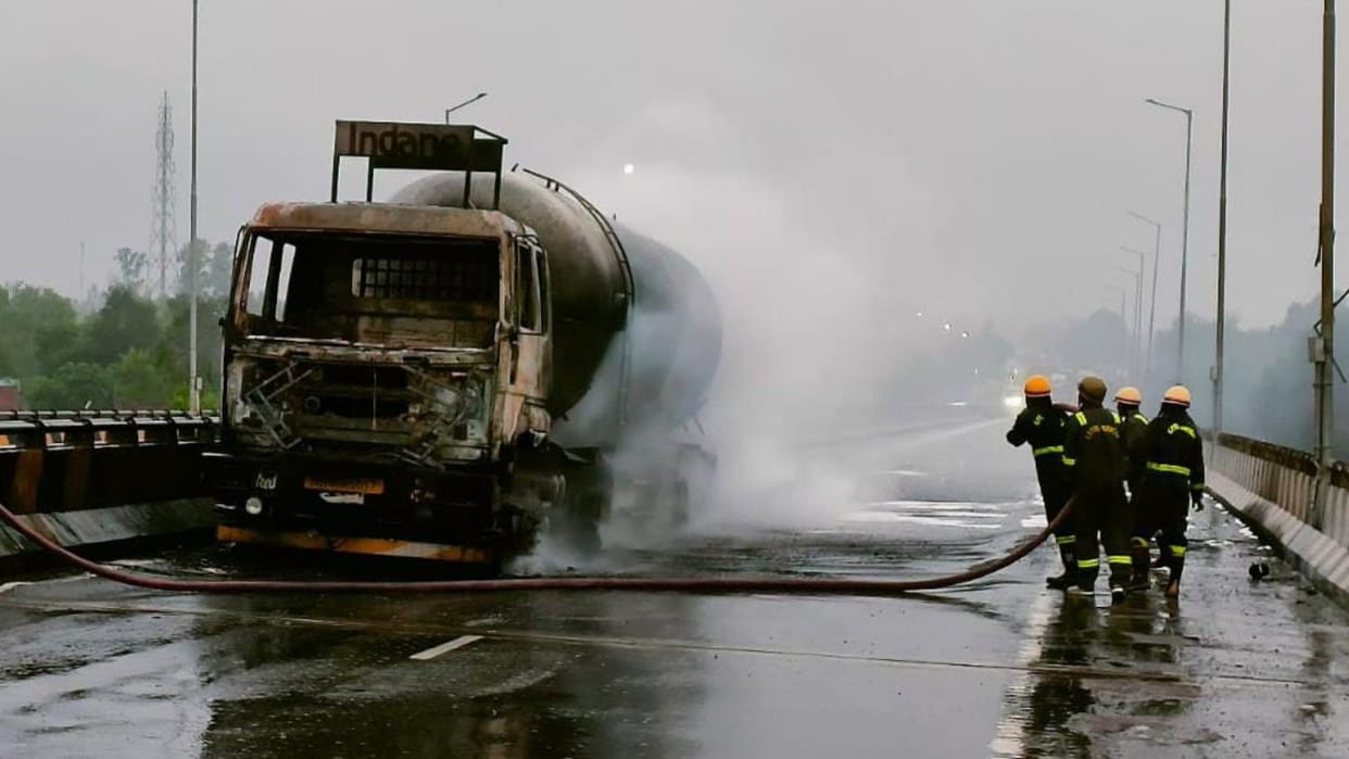 Fire broke out in a LPG gas cylinder.