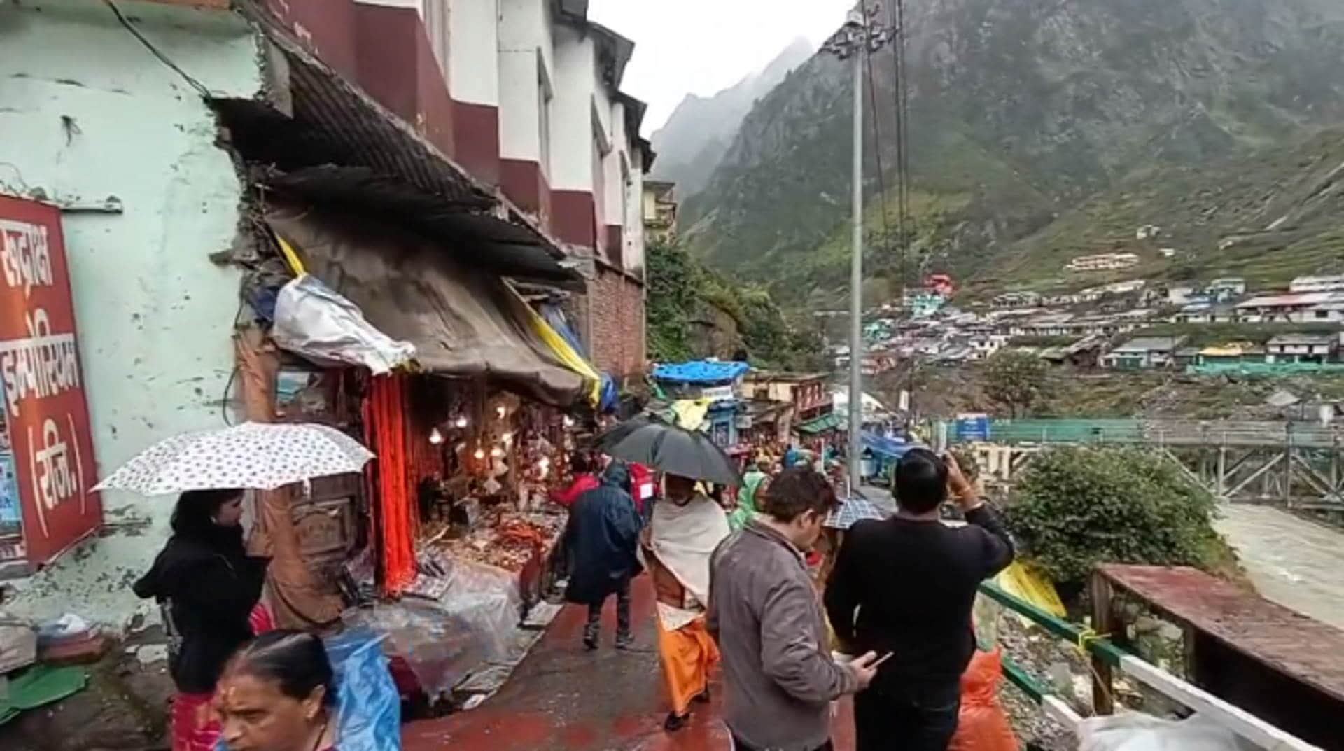 Season first snowfall in Badrinath Kedarnath Difficulty on Badrinath Highway increase due to rain Watch photos