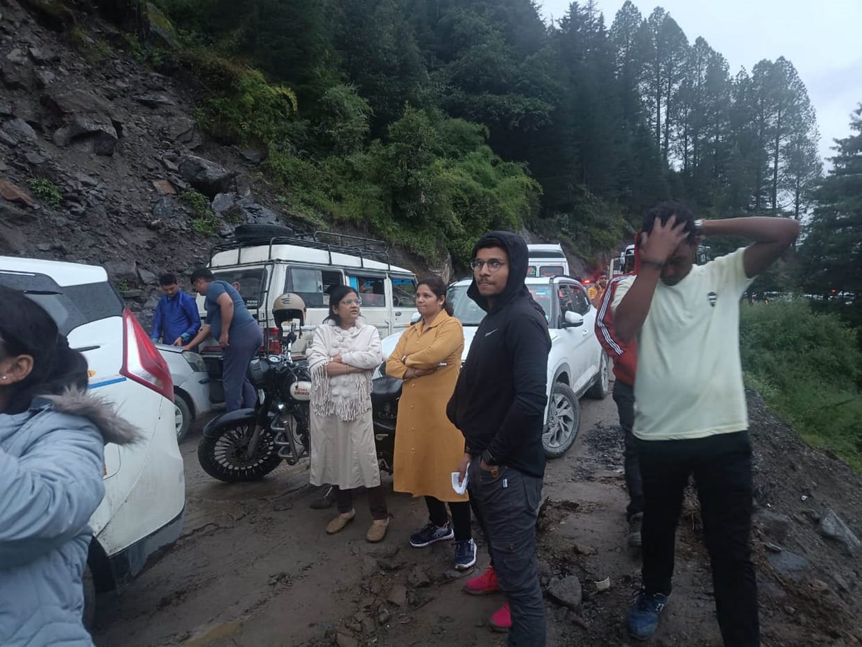 Badrinath Highway Five kilometer long jam from Selang to Joshimath pilgrims stranded for six hours Uttarakhand