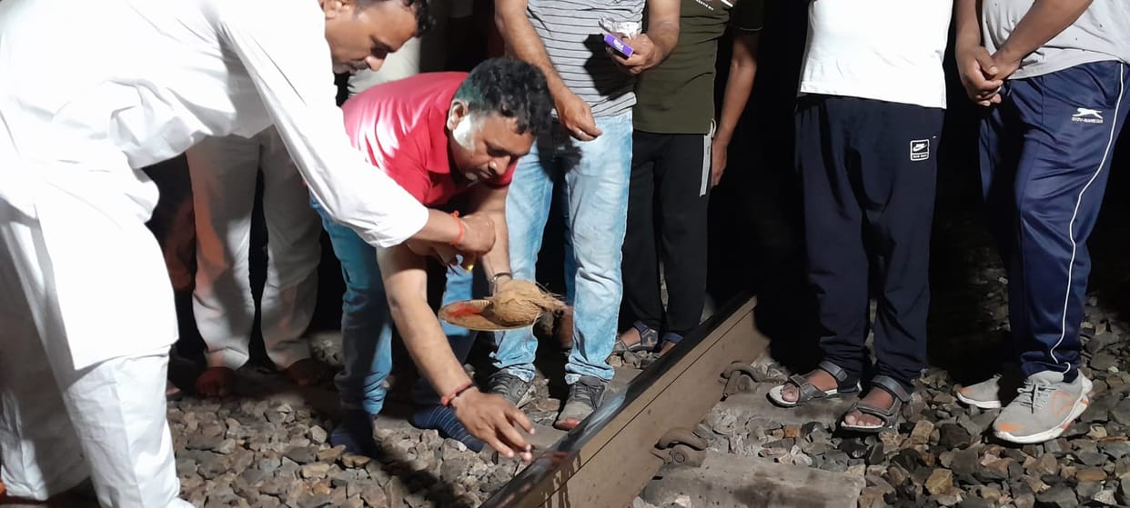 Bihar : 21st anniversary of Rajdhani accident celebrated, railway employees worshiped the tracks.bihar police.