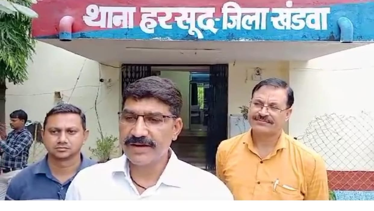 Khandwa Lokayukta falls on two including CMO of Municipal Council Naya Harsud for demanding 2.5% bribe