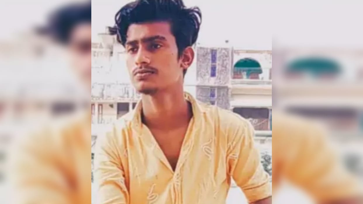 During Mahaviri Akhara in Siwan, some people stabbed a young man with a knife; He died during treatment