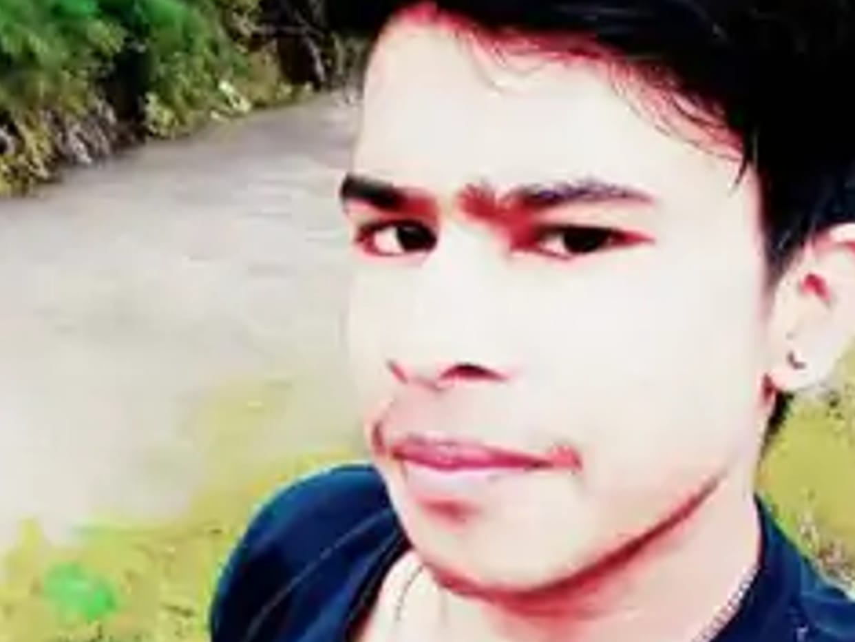 Restaurant employee's foot slipped on the floor while moving the table, died after falling on his head
