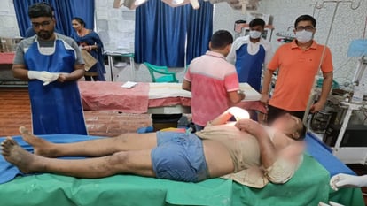 Bihar News: आपसी लड़ाई में दोस्तों ने अपने ही साथी को मारी गोली, घायल युवक का अस्पताल में चल रहा इलाज Friends shot their own friend in a mutual fight in Gaya, injured youth is undergoing treatment in hospital