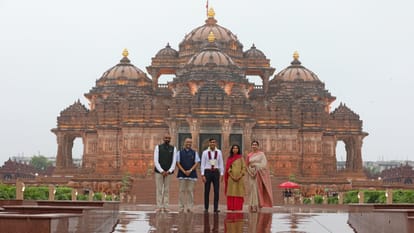 अक्षरधाम मंदिर में पत्नी अक्षता मूर्ति के साथ ऋषि सुनक