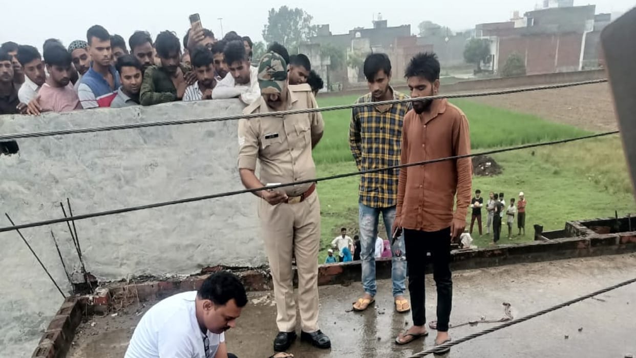 Thief dies after hitting 11 thousand volt line while running away after committing theft in Hapur