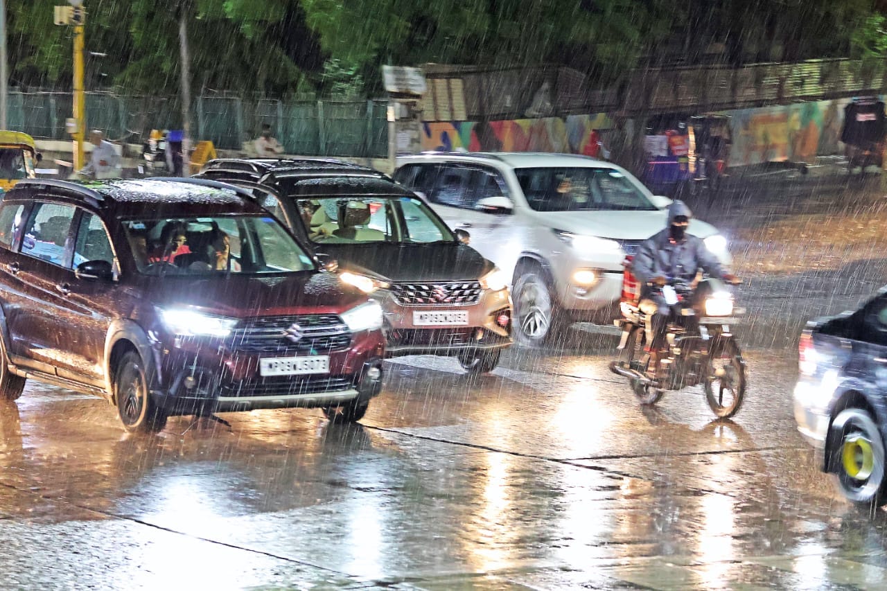 इंदौर में शनिवार रात तेज बारिश हुई।
