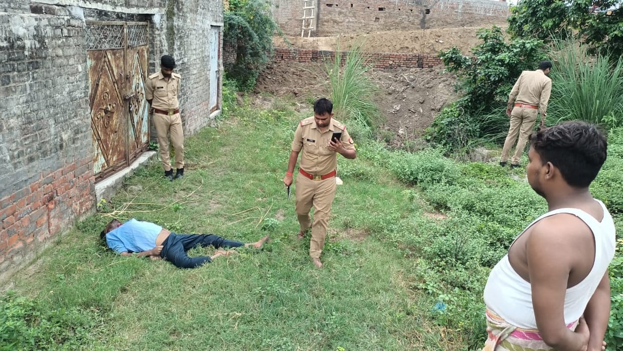 Bloody dead body on the highway, not identified, Killed by slitting the neck, body thrown in vacant plot