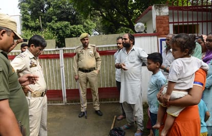 कैद में खाकी: छापेमारी करने पहुंची पंजाब पुलिस के एएसआई को ग्रामीणों ने बनाया बंधक, महिलाओं ने लगाए गंभीर आरोप ASI of Punjab Police who went to raid was taken hostage by villagers in Kathua