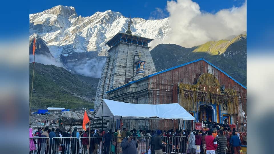 Uttarakhand Weather Today Snowfall in Kedarnath Dham Pilgrims Crowd See Amazing Photos