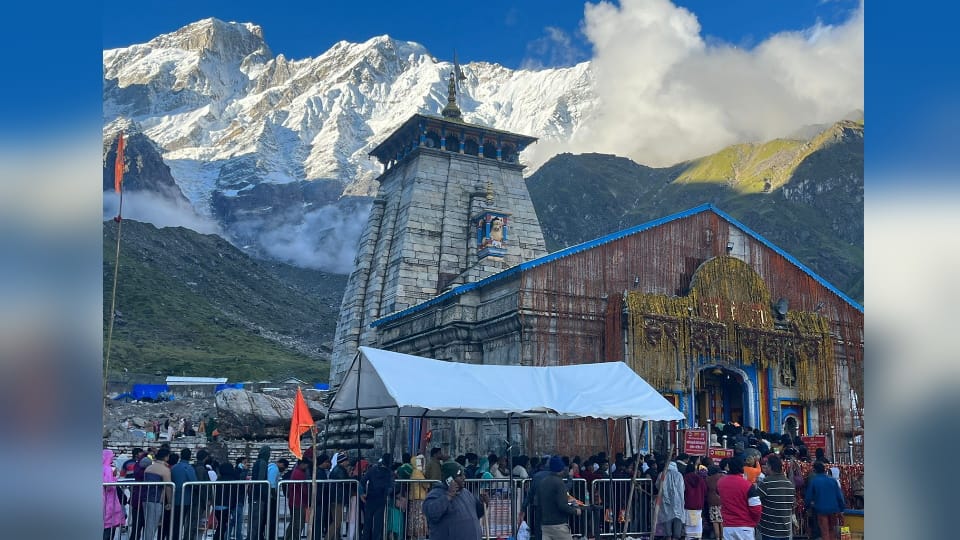 Uttarakhand Weather Today Snowfall in Kedarnath Dham Pilgrims Crowd See Amazing Photos