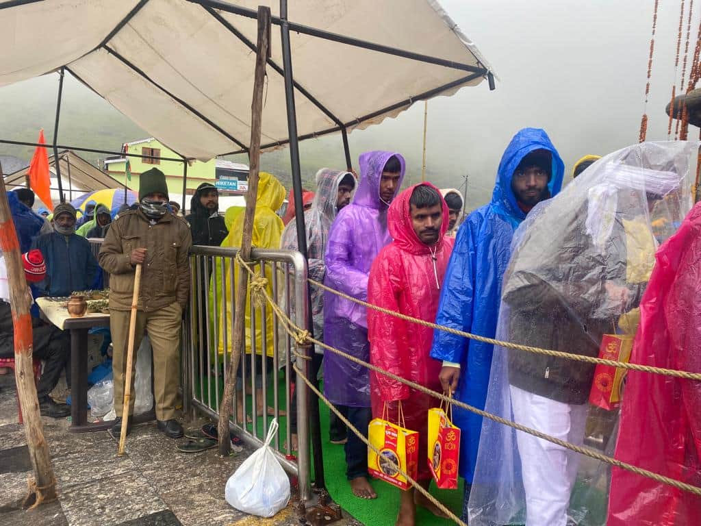 Uttarakhand Weather Today Snowfall in Kedarnath Dham Pilgrims Crowd See Amazing Photos