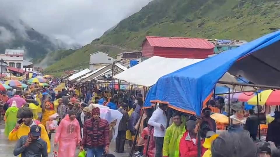 Uttarakhand Weather Today Snowfall in Kedarnath Dham Pilgrims Crowd See Amazing Photos
