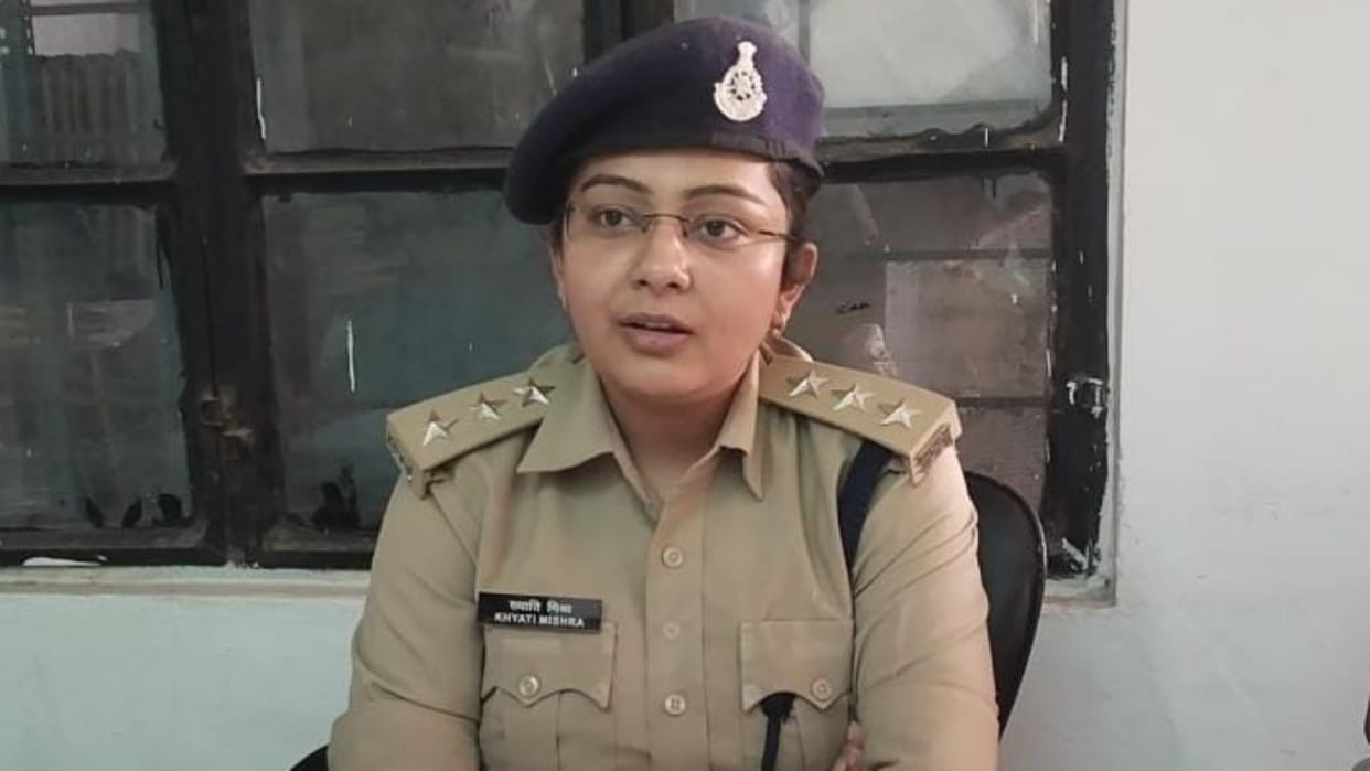 Katni News Three people arrested for smuggling branded liquor vehicle seized