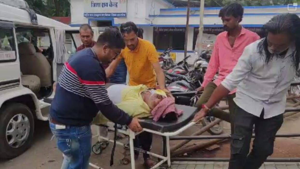Khargone News Two cars collide head-on on the National Highway three people seriously injured