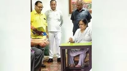 Applicants of techares recruitment meets to UP minister.