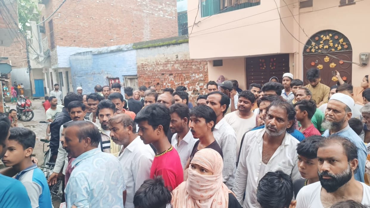 A man commits suicide in Thakurganj in Lucknow.