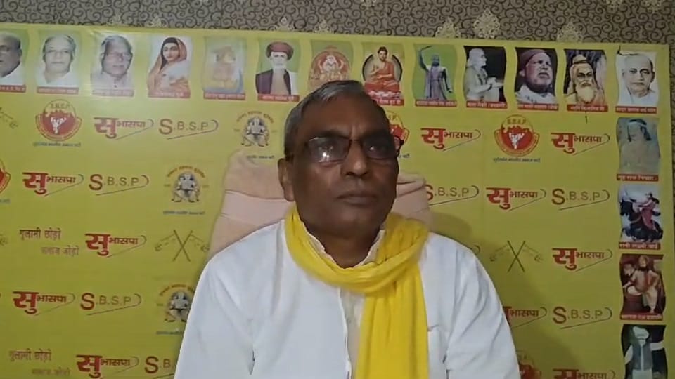 Support of Minister Sanjeev Balyan Om prakash Rajbhar said  UP is big state should be divided into four parts.