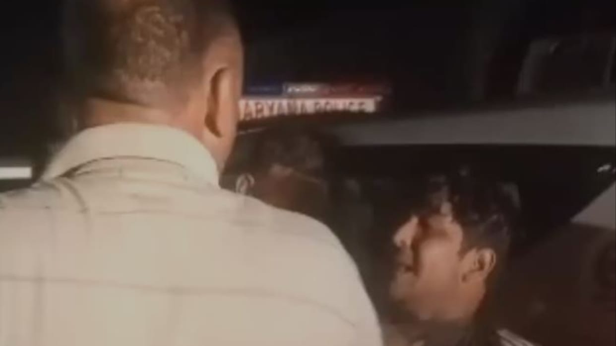 Jind: Police personnel of Dial 112 beat up the pickup driver