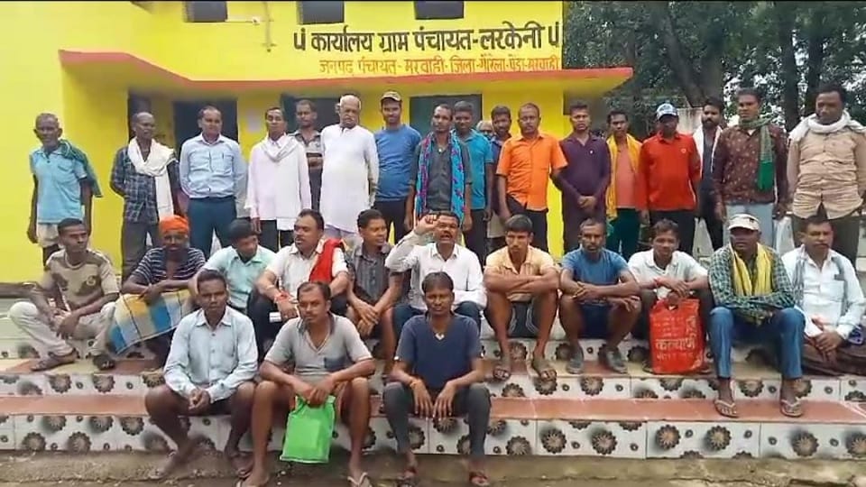 प्रदर्शन करते किसान