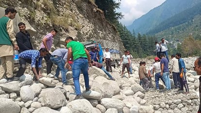 Kullu Manali NH: आठ लोगों ने शुरू की एनएच की मरम्मत, अब 100 लोग कर रहे हैं श्रमदान Kullu Manali NH News: Local Residents Contributed for Restoration Work of Kullu Manali National Highway