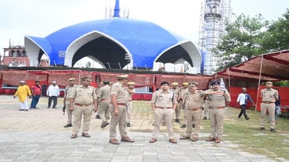 Police and RAF Jawan maintained harmony by becoming a human wall in Bareilly