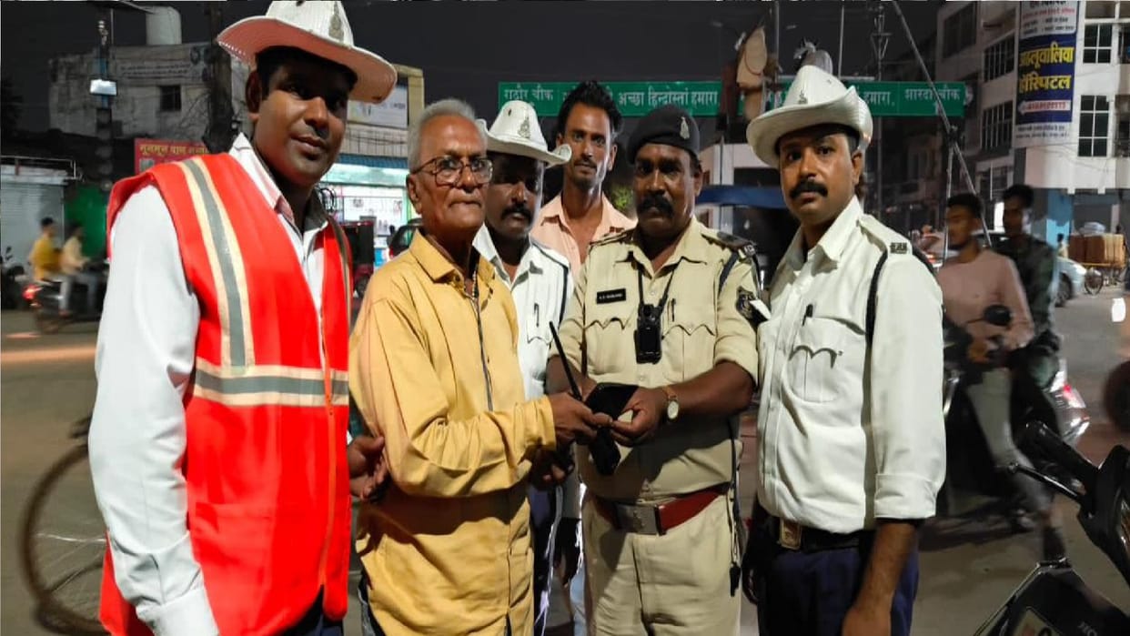 Traffic Police ASI returned the purse full money to owner in Raipur CG