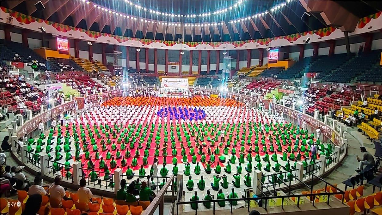 World record in Raipur: More than 2 thousand yoga practitioners demonstrated Setubandha Asana, CM Bhupesh con