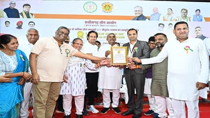 World record in Raipur: More than 2 thousand yoga practitioners demonstrated Setubandha Asana, CM Bhupesh con