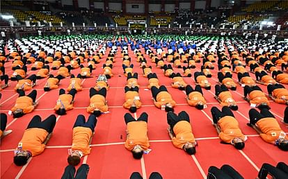 World record in Raipur: More than 2 thousand yoga practitioners demonstrated Setubandha Asana, CM Bhupesh con