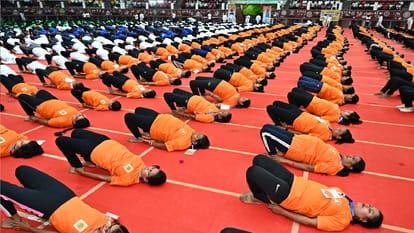 World record in Raipur: More than 2 thousand yoga practitioners demonstrated Setubandha Asana, CM Bhupesh con