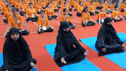 World record in Raipur: More than 2 thousand yoga practitioners demonstrated Setubandha Asana, CM Bhupesh con