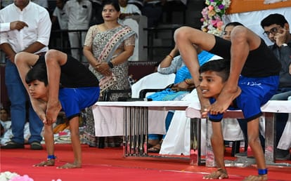 World record in Raipur: More than 2 thousand yoga practitioners demonstrated Setubandha Asana, CM Bhupesh con