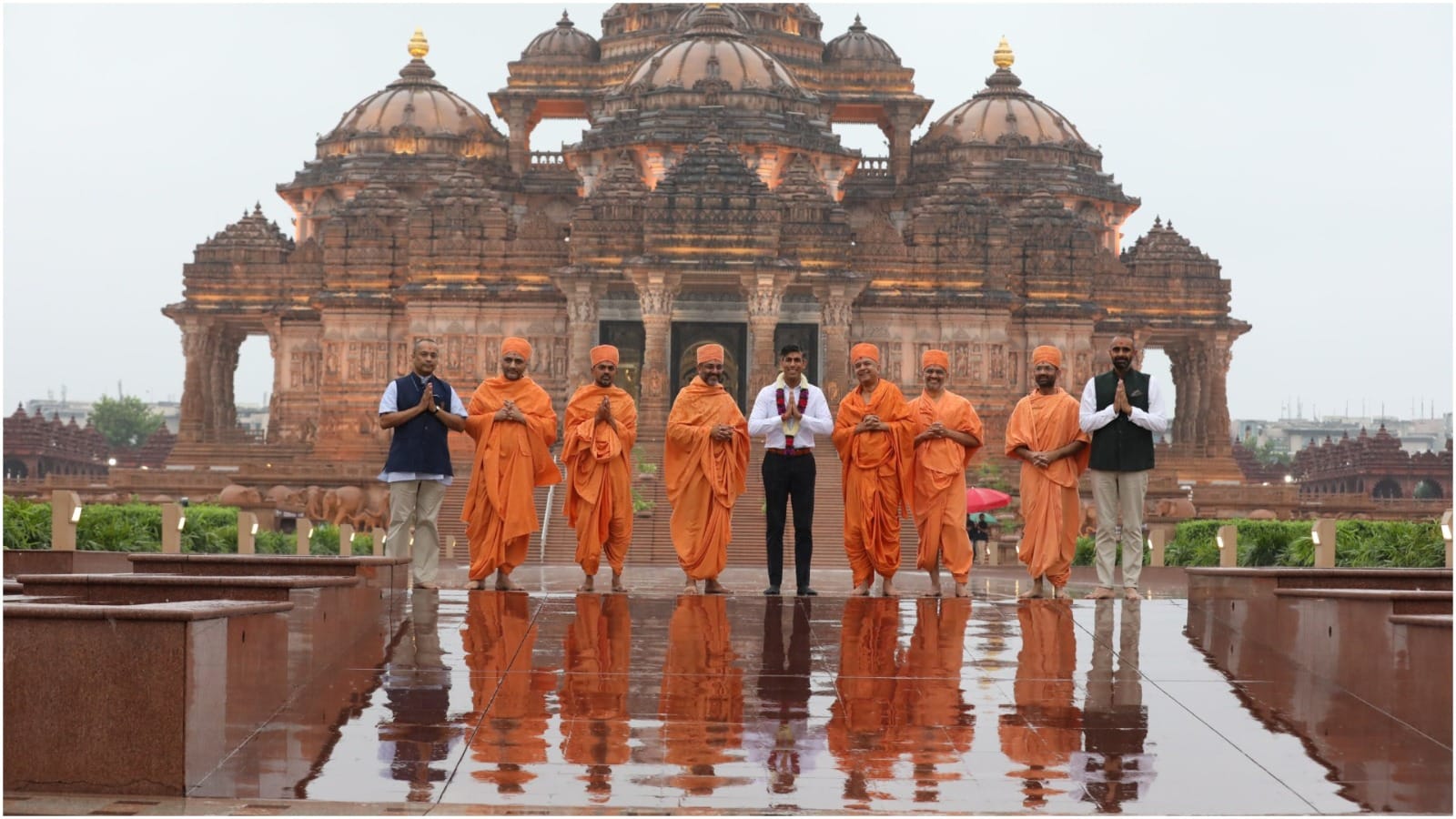 rishi sunak british pm visit akshardham temple with wife amid g20 delhi summit photos