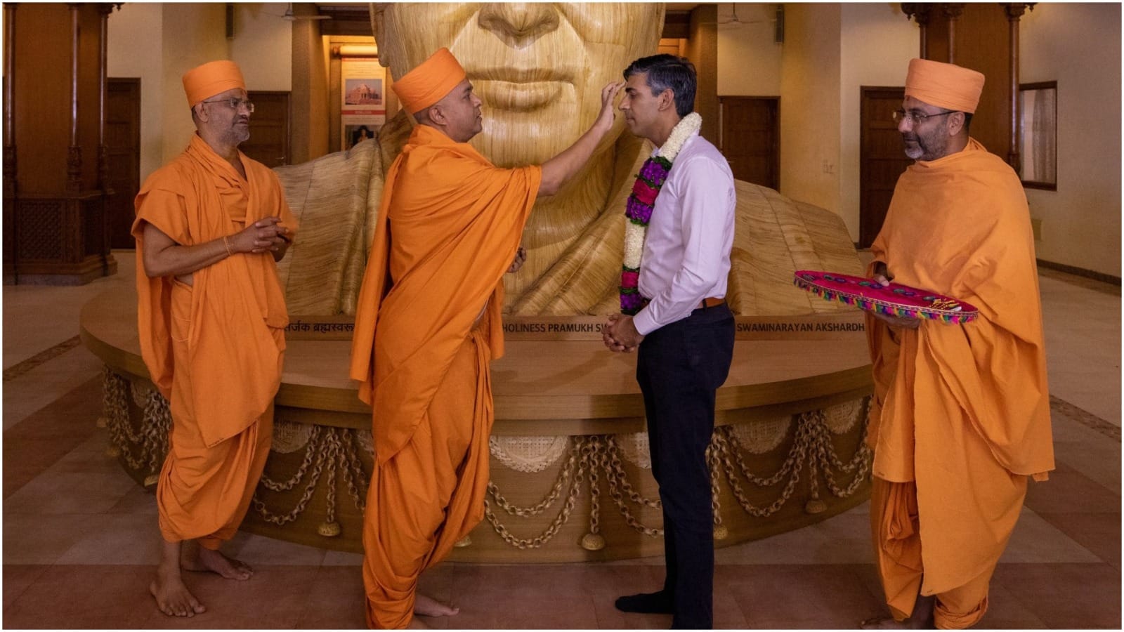 rishi sunak british pm visit akshardham temple with wife amid g20 delhi summit photos