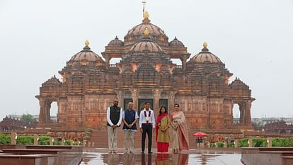 United Kingdom Prime Minister Rishi Sunak Akshardham temple offering prayers Akshardham temple director