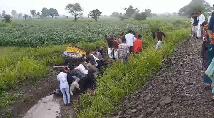 सड़क किनारे पलटा ट्रैक्टर