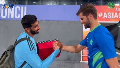 Shaheen Afridi congratulated Jasprit Bumrah on becoming a father Gave gift for his son ind vs pak Video watch