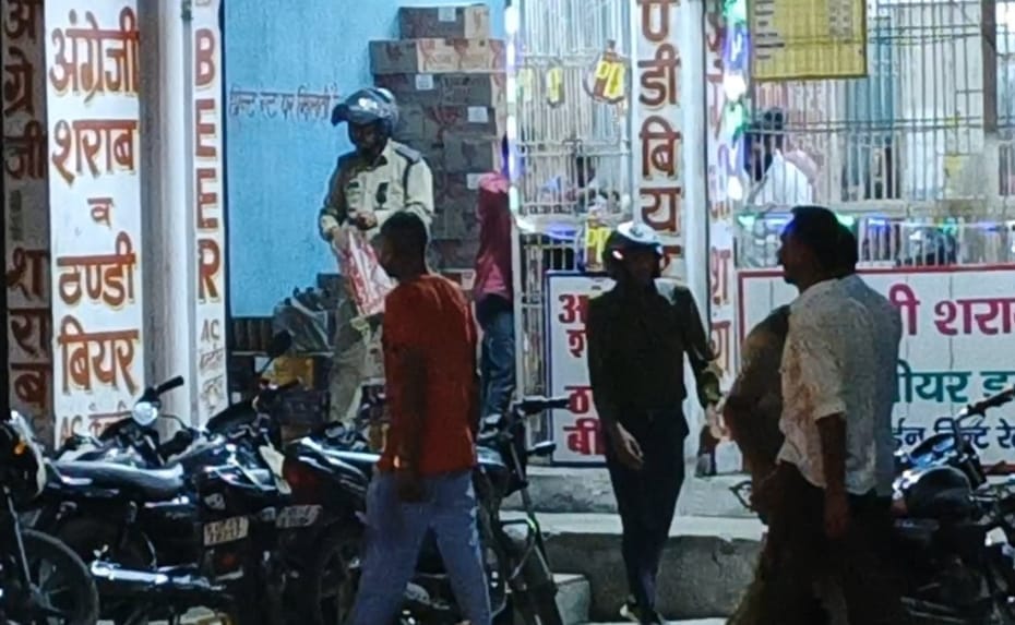 UP: Video of traffic policeman taking liquor from shop in Shamli goes viral