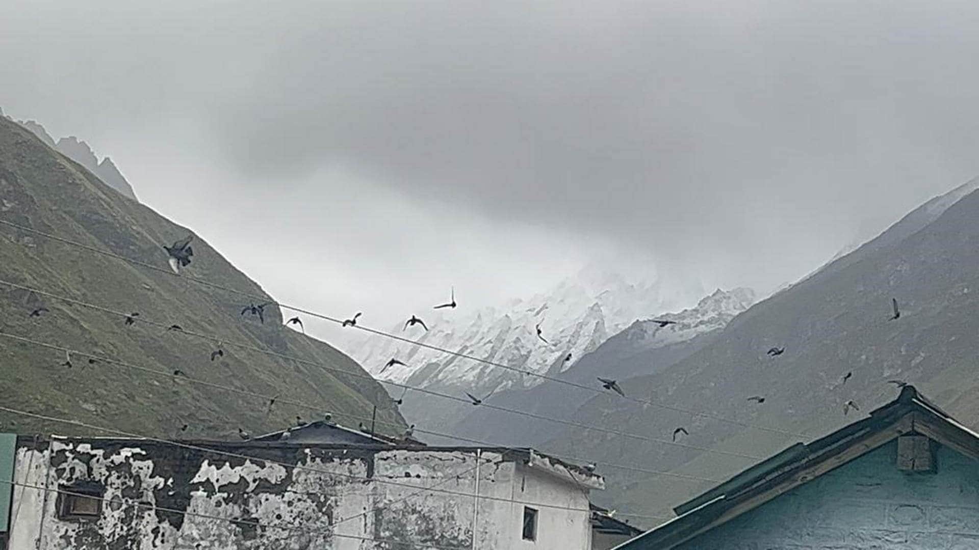 Season first snowfall in Badrinath Kedarnath Difficulty on Badrinath Highway increase due to rain Watch photos
