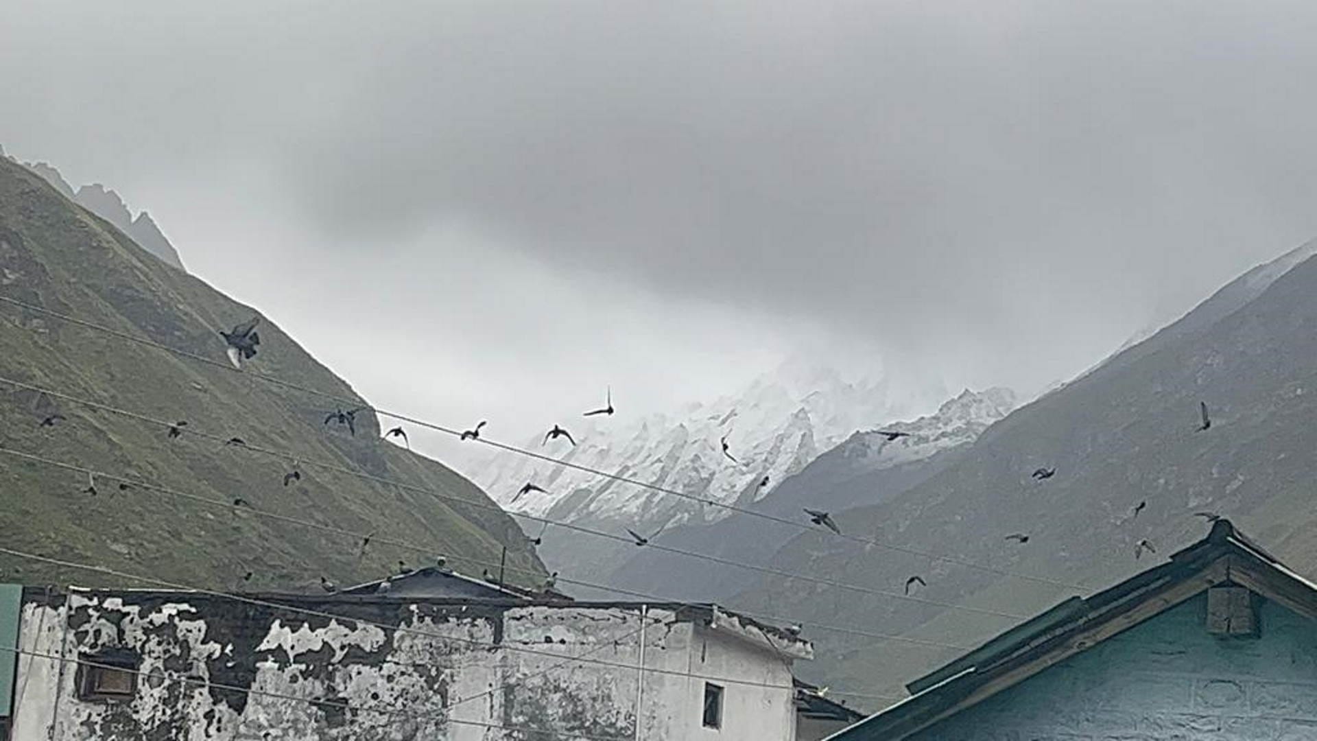 Season first snowfall in Badrinath Kedarnath Difficulty on Badrinath Highway increase due to rain Watch photos