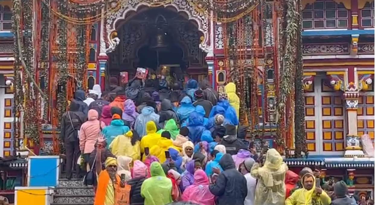 Season first snowfall in Badrinath Kedarnath Difficulty on Badrinath Highway increase due to rain Watch photos