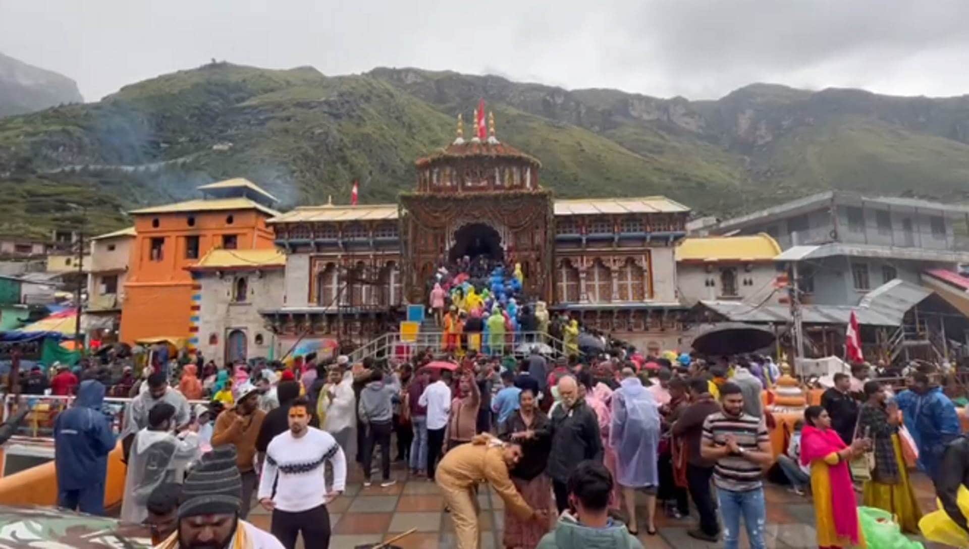Season first snowfall in Badrinath Kedarnath Difficulty on Badrinath Highway increase due to rain Watch photos